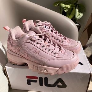 Great condition fila shoes. 8.5 size. With original packaging